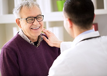 a patient chatting with their dentist 